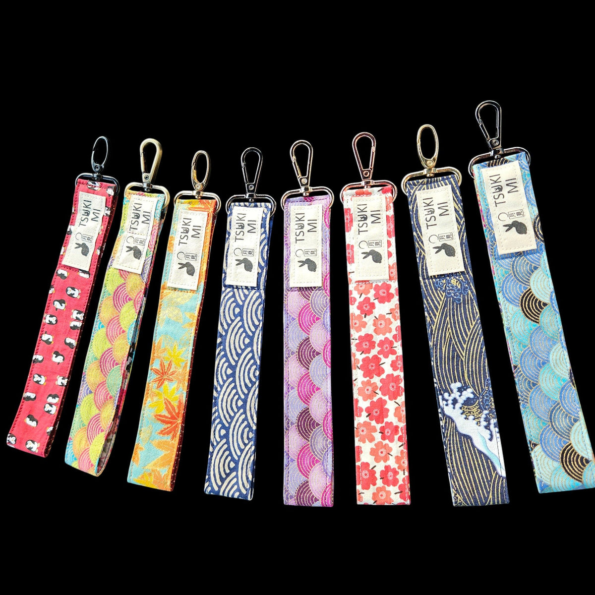 Huit porte-clés dragonnes Tsukimi en tissu japonais : pingouins, vagues, érables, fleurs de cerisier, avec mousquetons de finitions variées