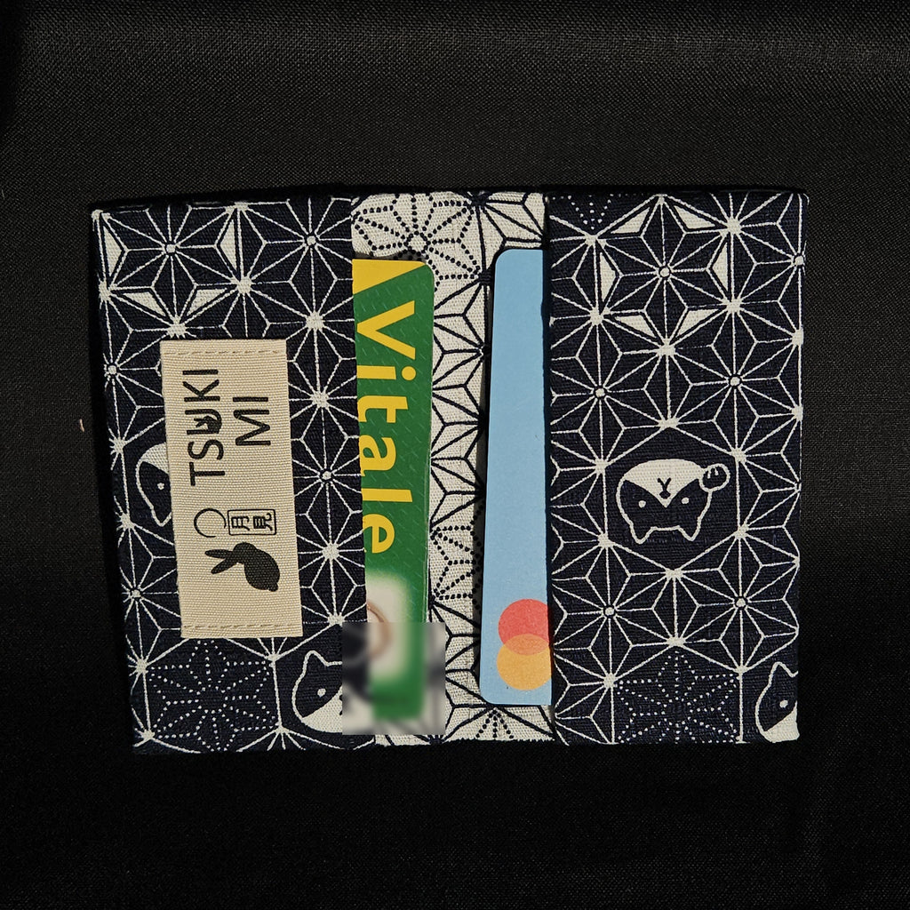 Porte-cartes Tsukimi asanoha marine et blanc ouvert, avec deux cartes glissées dans les compartiments