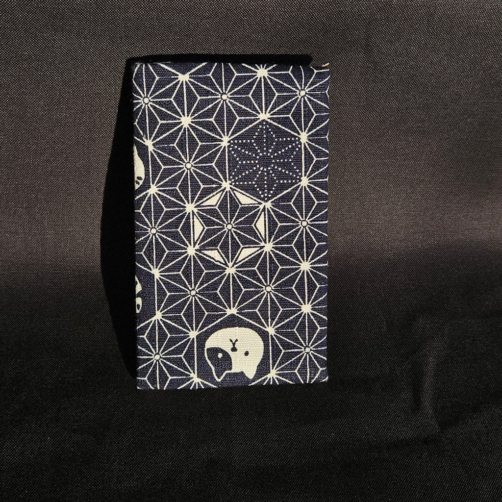 Porte-cartes Tsukimi fermé, en tissu japonais asanoha bleu marine et blanc à petites bouilles d'animaux