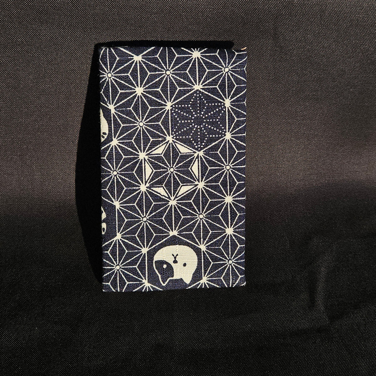 Porte-cartes Tsukimi fermé, en tissu japonais asanoha bleu marine et blanc à petites bouilles d'animaux