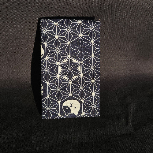 Porte-cartes Tsukimi fermé, en tissu japonais asanoha bleu marine et blanc à petites bouilles d'animaux