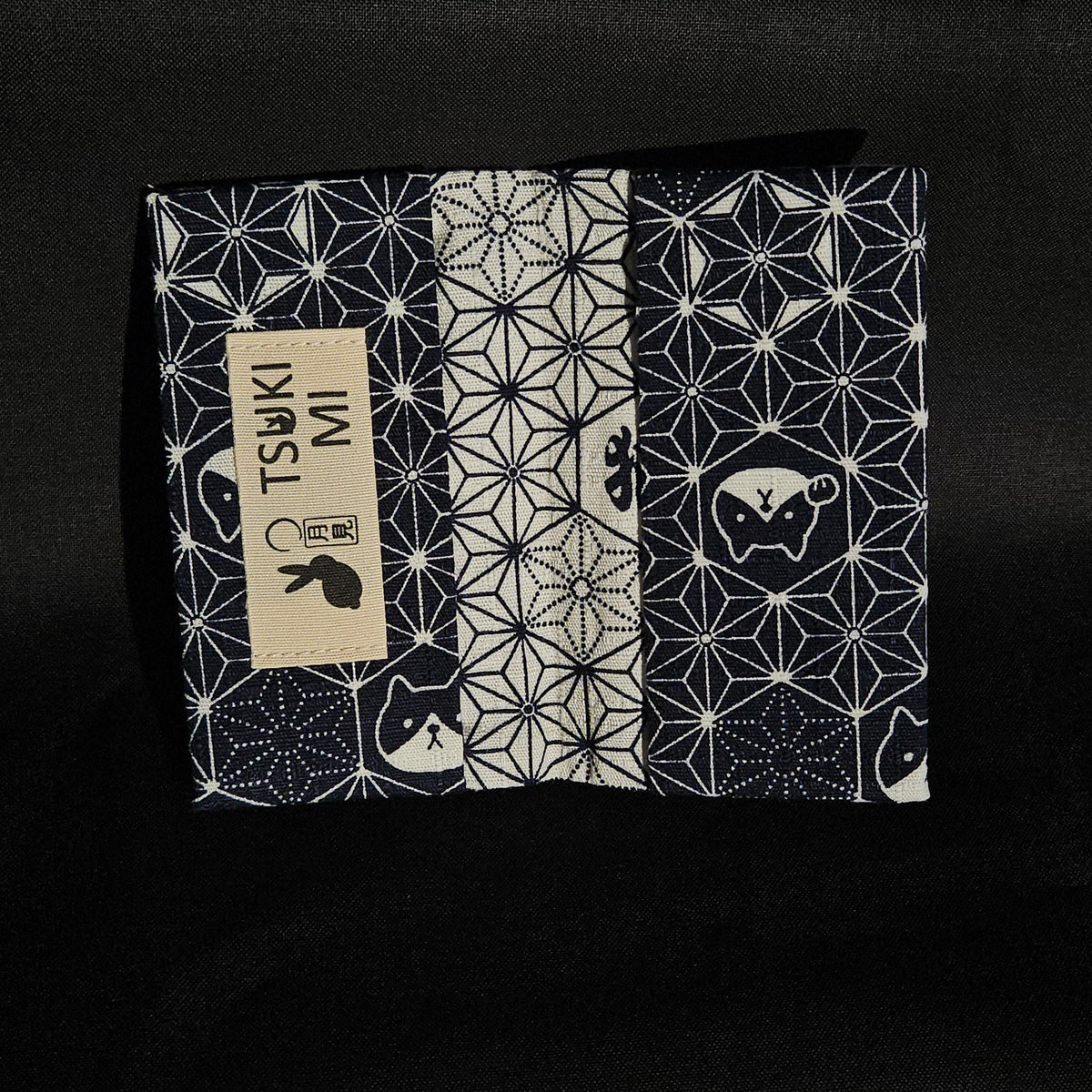 Porte-cartes Tsukimi ouvert : extérieur asanoha marine et blanc, intérieur crème à motif asanoha, étiquette Tsukimi