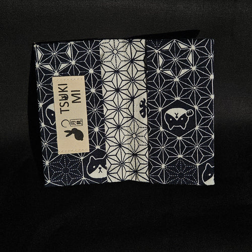 Porte-cartes Tsukimi ouvert : extérieur asanoha marine et blanc, intérieur crème à motif asanoha, étiquette Tsukimi