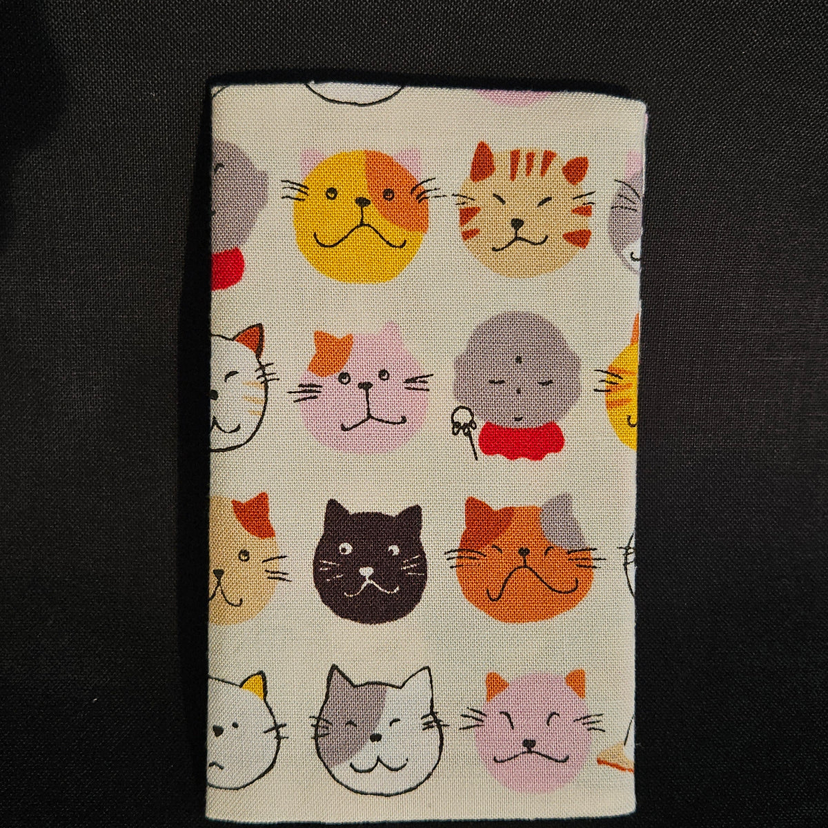 Porte-cartes Tsukimi fermé, en tissu japonais à têtes de chats colorées sur fond crème