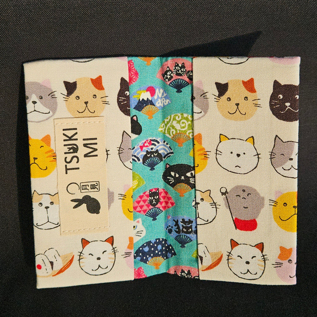 Porte-cartes Tsukimi ouvert : extérieur têtes de chats sur crème, intérieur turquoise à éventails et chats