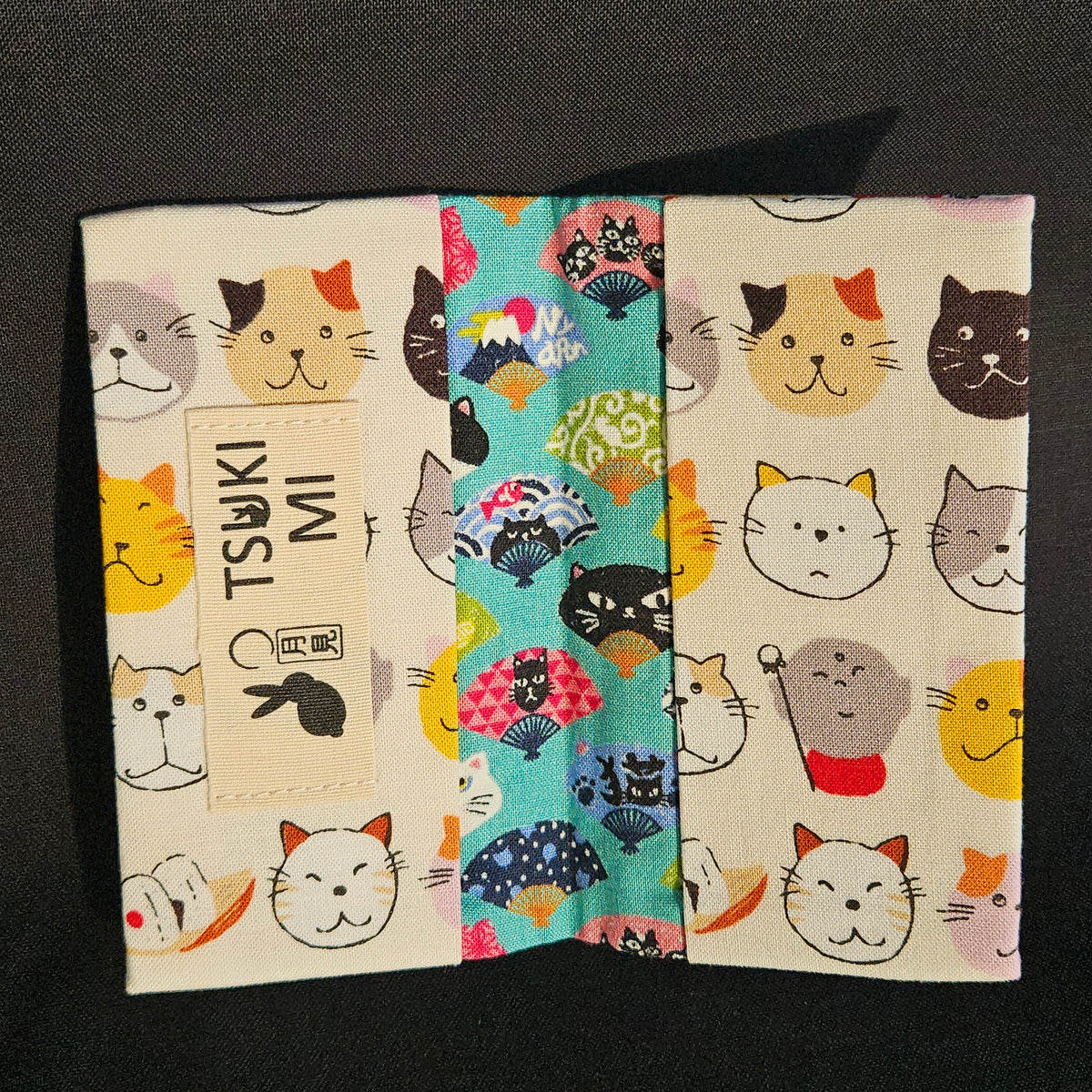 Porte-cartes Tsukimi ouvert : extérieur têtes de chats sur crème, intérieur turquoise à éventails et chats
