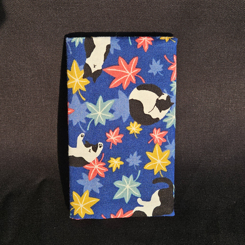 Porte-cartes Tsukimi fermé, en tissu japonais à feuilles d'érable colorées et chats noir et blanc sur fond bleu roi
