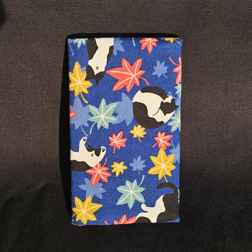 Porte-cartes Tsukimi fermé, en tissu japonais à feuilles d'érable colorées et chats noir et blanc sur fond bleu roi
