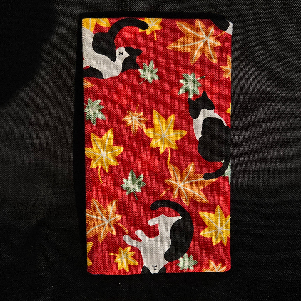 Porte-cartes Tsukimi fermé, en tissu japonais à feuilles d'érable colorées et chats noir et blanc sur fond rouge