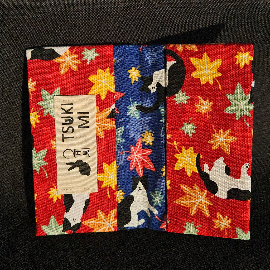 Porte-cartes Tsukimi ouvert : extérieur érables et chats sur fond rouge, intérieur bleu roi à érables et chats