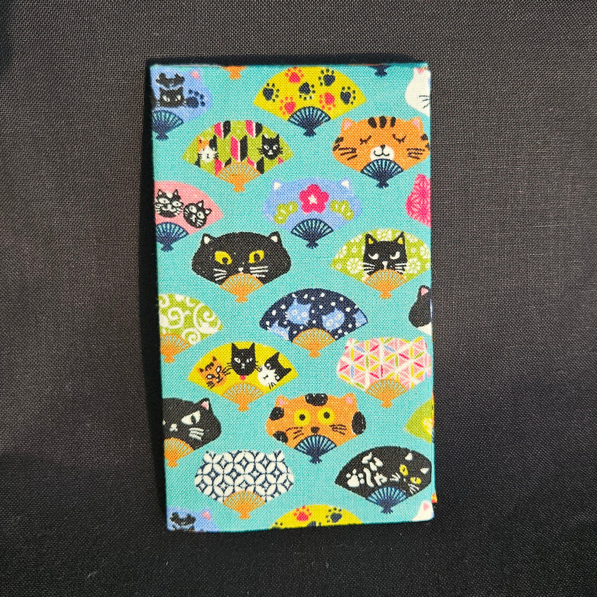 Porte-cartes Tsukimi fermé, en tissu japonais à éventails et chats colorés sur fond turquoise