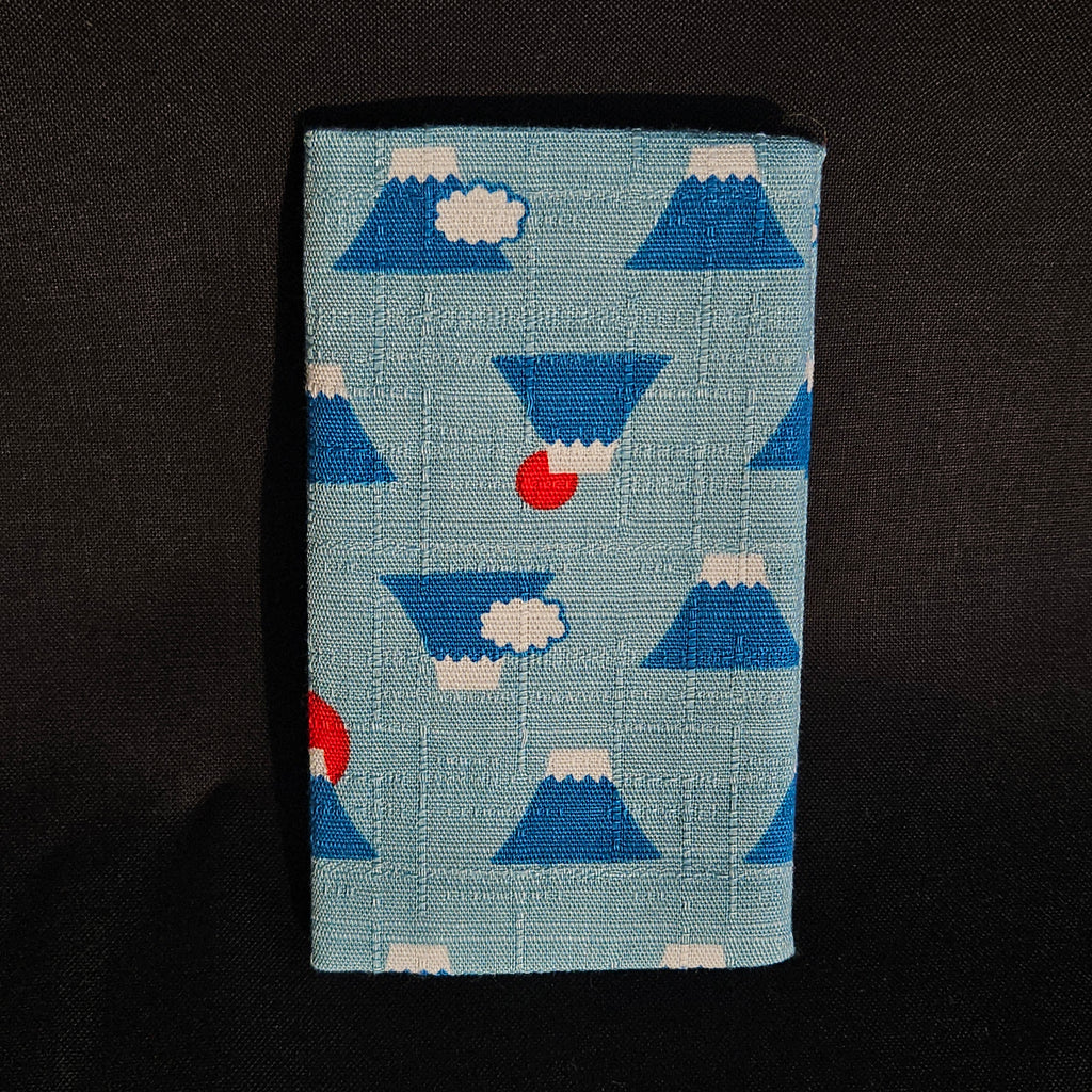 Porte-cartes Tsukimi fermé, en tissu japonais mont Fuji bleu sur fond bleu clair, nuages et soleil rouge