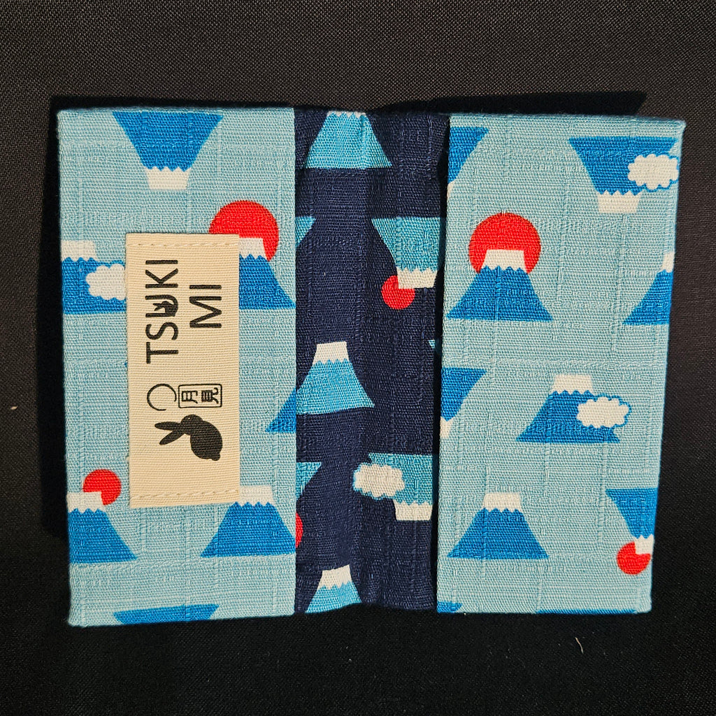 Porte-cartes Tsukimi ouvert : extérieur mont Fuji bleu clair, intérieur bleu marine à motif mont Fuji