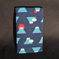 Porte-cartes Tsukimi fermé, en tissu japonais bleu marine à montagnes du mont Fuji, nuages et soleil rouge