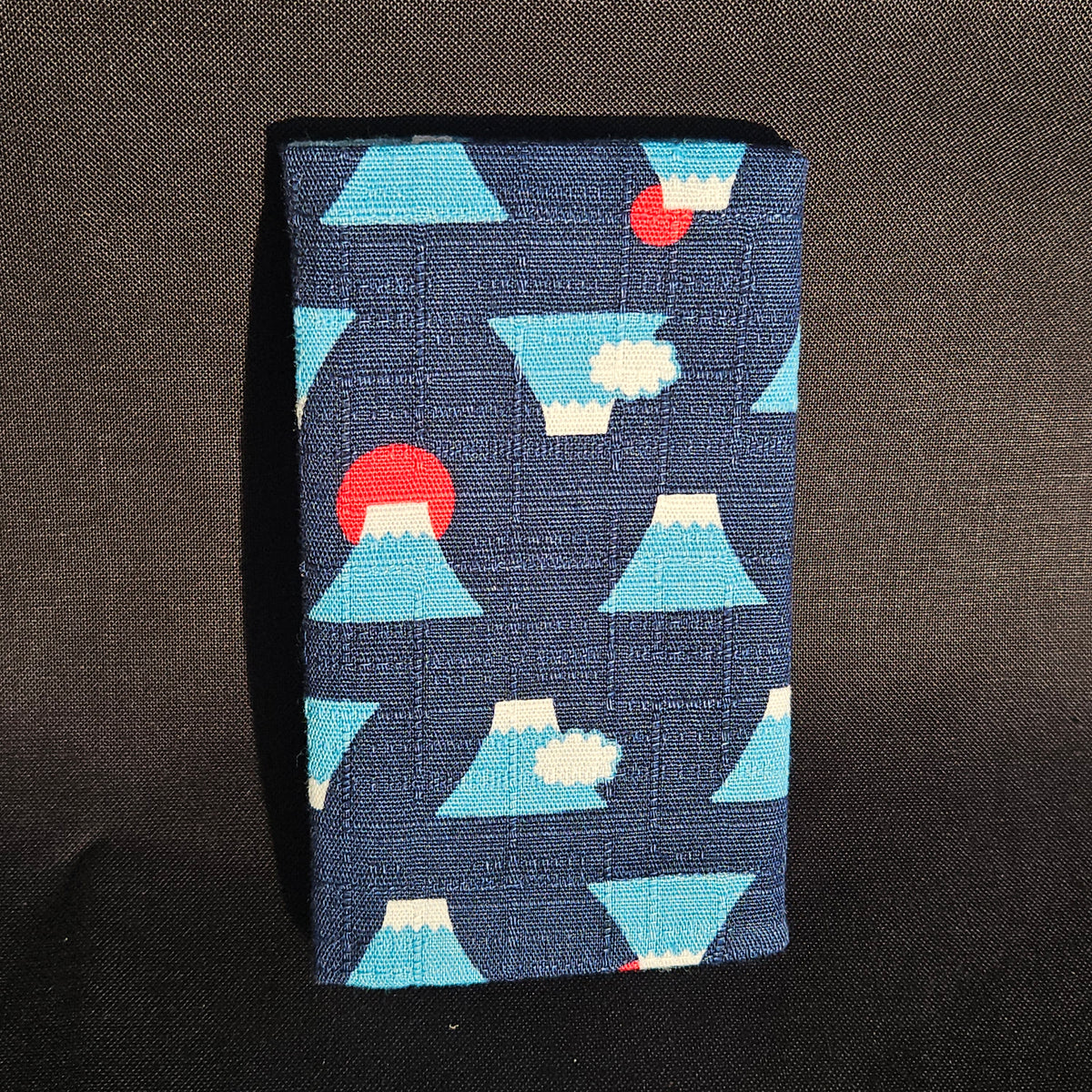 Porte-cartes Tsukimi fermé, en tissu japonais bleu marine à montagnes du mont Fuji, nuages et soleil rouge