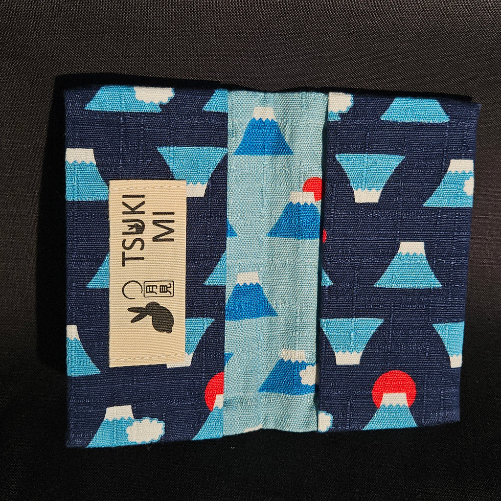 Porte-cartes Tsukimi ouvert : extérieur mont Fuji sur fond marine, intérieur bleu clair à petits monts Fuji