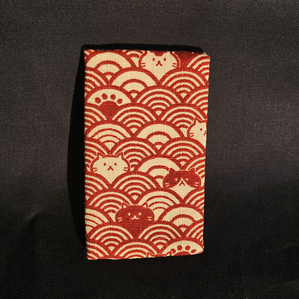 Porte-cartes Tsukimi fermé, en tissu japonais seigaiha rouge brique et crème avec chats cachés entre les vagues