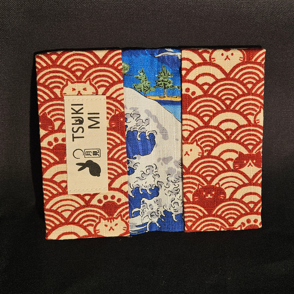 Porte-cartes Tsukimi ouvert : extérieur seigaiha rouge et chats, intérieur à grande vague bleue et arbres
