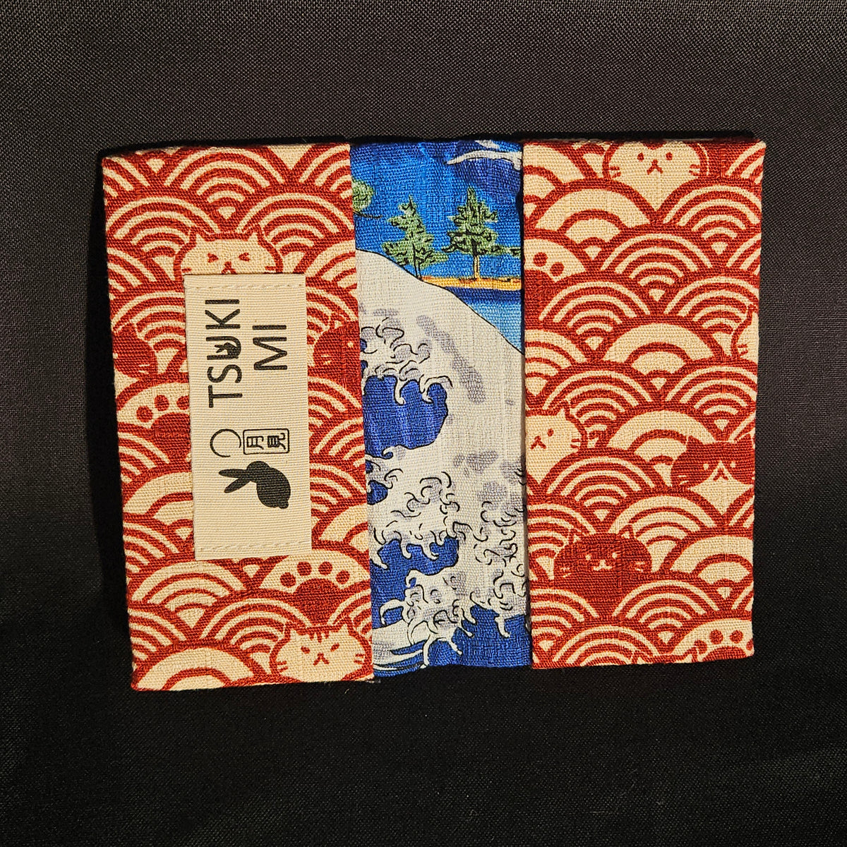 Porte-cartes Tsukimi ouvert : extérieur seigaiha rouge et chats, intérieur à grande vague bleue et arbres