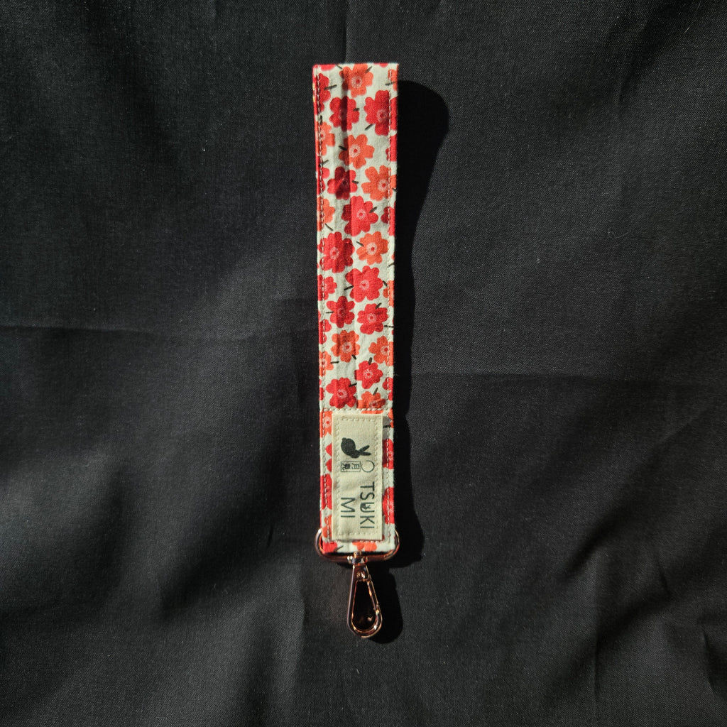 Porte-clés dragonne en coton japonais motif fleurs rouges sur fond crème, mousqueton or rose