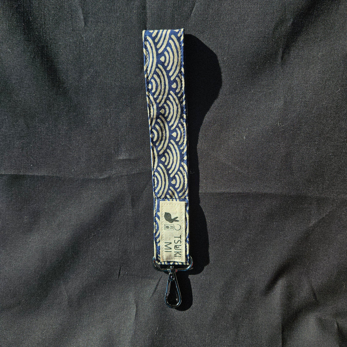 Porte-clés dragonne en coton japonais motif seigaiha marine et crème, mousqueton anthracite