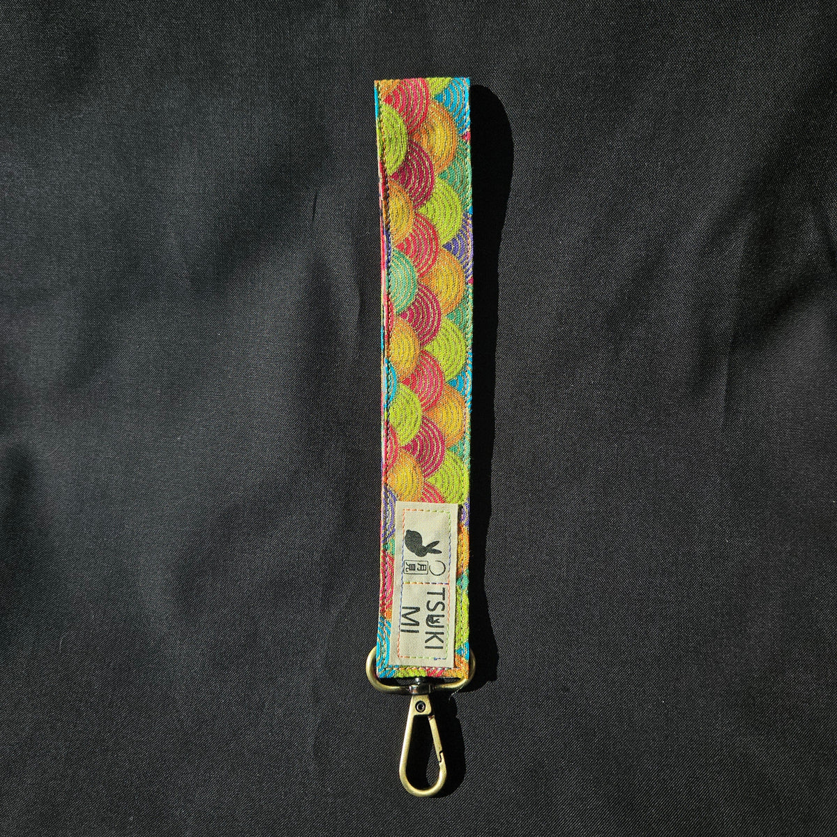 Porte-clés dragonne en coton japonais motif seigaiha multicolore, mousqueton bronze
