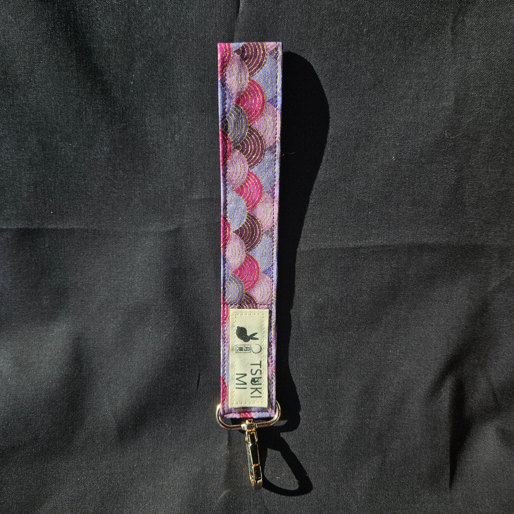 Porte-clés dragonne en coton japonais motif seigaiha violet et rose, mousqueton doré