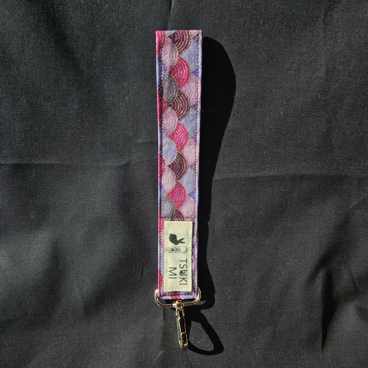 Porte-clés dragonne en coton japonais motif seigaiha violet et rose, mousqueton doré