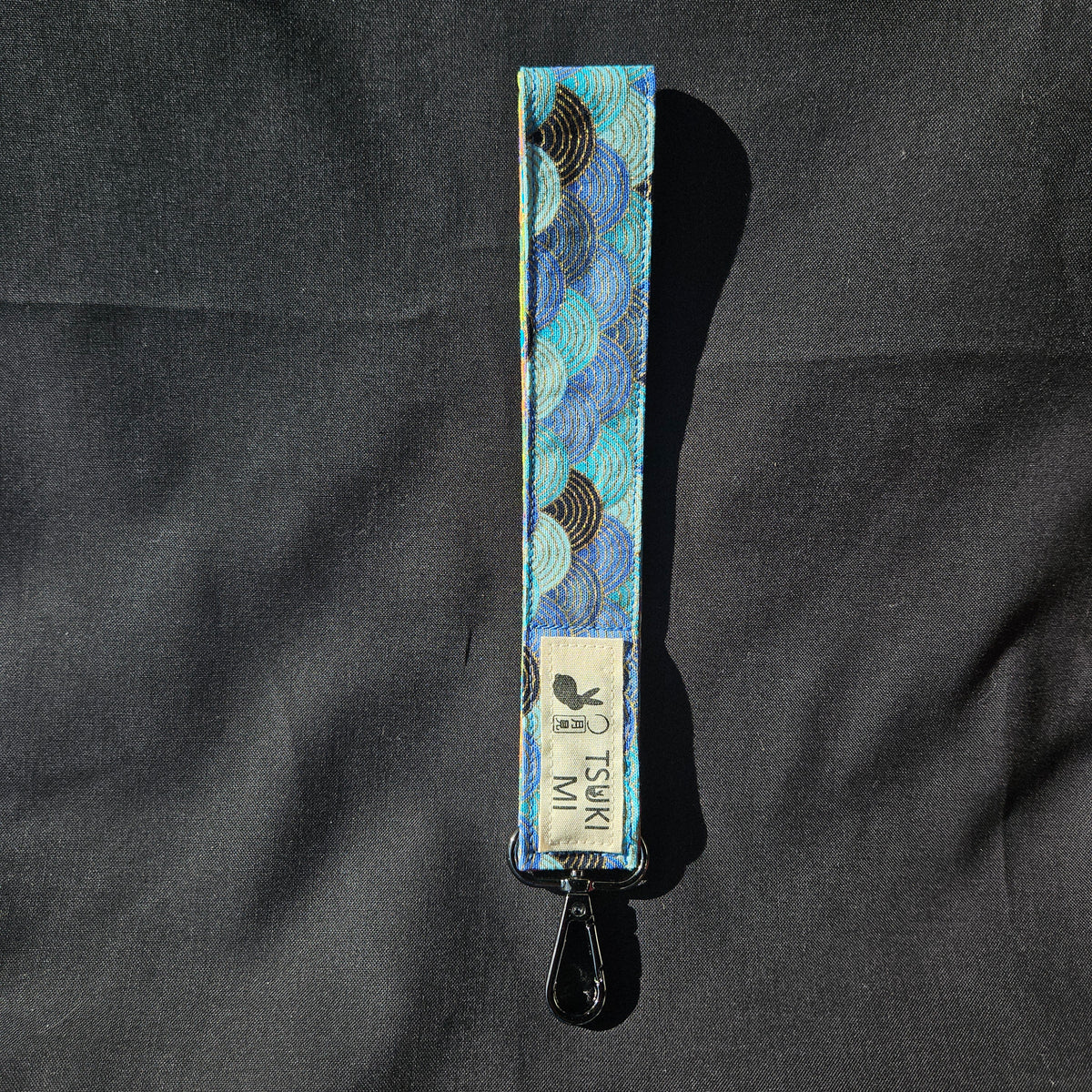 Porte-clés dragonne en coton japonais motif vagues bleu et or, mousqueton noir
