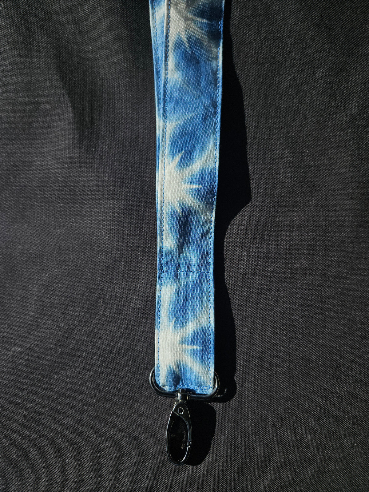 Détail du mousqueton noir du tour de cou shibori indigo